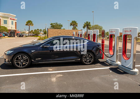 West Melbourne, Florida - ein Tesla Model S laden bei einem elektrischen Auto Kompressor entfernt. Stockfoto