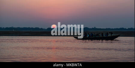 Am frühen Morgen in Varanasi, wo Hunderte gesammelt haben den Sonnenaufgang über dem Ganges zu beobachten. Stockfoto