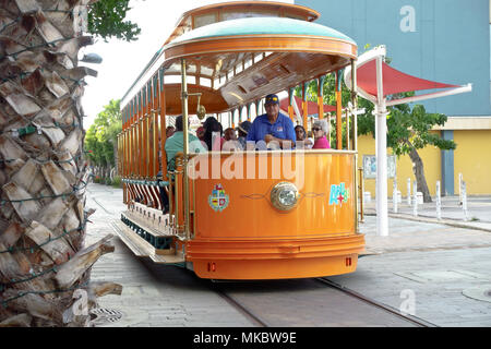 Bunte Straßenbahn oder Straßenbahn auf einer Einkaufsstraße in Oranjestad, Aruba, Niederländische Antillen, Karibik, Januar 2018 Stockfoto