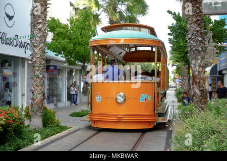 Bunte Straßenbahn oder Straßenbahn auf einer Einkaufsstraße in Oranjestad, Aruba, Niederländische Antillen, Karibik, Januar 2018 Stockfoto