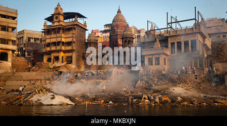 Hindus glauben, dass hier an den Ufern des Ganges verbrannt wird, beendet den Zyklus von Leben und Tod. Stockfoto