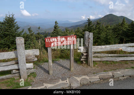 Malerische Aussicht der Appalachian Berge und Pisgah National Forest von Mount Mitchell State Park im westlichen North Carolina, dem höchsten Punkt gesehen e Stockfoto