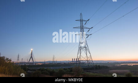 Die Flintshire Bridge ist eine Schrägseilbrücke überspannt den Dee Estuary im Norden von Wales. Die Brücke links Feuerstein und Connah's Quay. Stockfoto