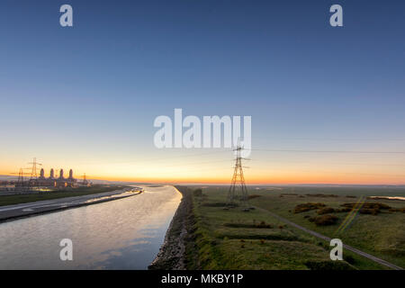 Die Flintshire Bridge ist eine Schrägseilbrücke überspannt den Dee Estuary im Norden von Wales. Die Brücke links Feuerstein und Connah's Quay. Stockfoto