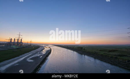 Die Flintshire Bridge ist eine Schrägseilbrücke überspannt den Dee Estuary im Norden von Wales. Die Brücke links Feuerstein und Connah's Quay. Stockfoto
