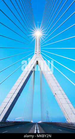 Die Flintshire Bridge ist eine Schrägseilbrücke überspannt den Dee Estuary im Norden von Wales. Die Brücke links Feuerstein und Connah's Quay. Stockfoto