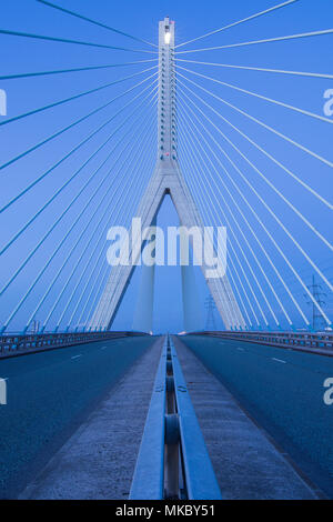 Die Flintshire Bridge ist eine Schrägseilbrücke überspannt den Dee Estuary im Norden von Wales. Die Brücke links Feuerstein und Connah's Quay. Stockfoto