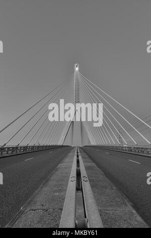Die Flintshire Bridge ist eine Schrägseilbrücke überspannt den Dee Estuary im Norden von Wales. Die Brücke links Feuerstein und Connah's Quay. Stockfoto