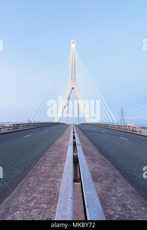 Die Flintshire Bridge ist eine Schrägseilbrücke überspannt den Dee Estuary im Norden von Wales. Die Brücke links Feuerstein und Connah's Quay. Stockfoto
