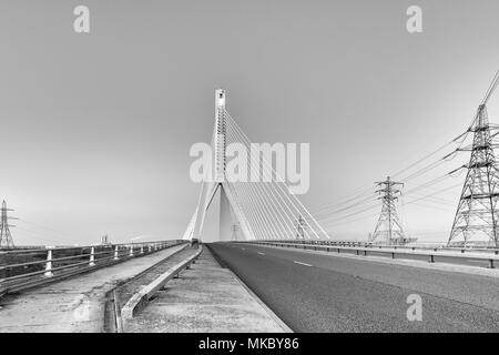 Die Flintshire Bridge ist eine Schrägseilbrücke überspannt den Dee Estuary im Norden von Wales. Die Brücke links Feuerstein und Connah's Quay. Stockfoto