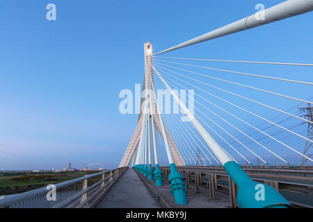 Die Flintshire Bridge ist eine Schrägseilbrücke überspannt den Dee Estuary im Norden von Wales. Die Brücke links Feuerstein und Connah's Quay. Stockfoto