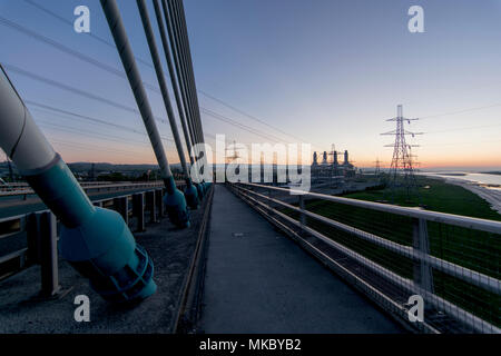 Die Flintshire Bridge ist eine Schrägseilbrücke überspannt den Dee Estuary im Norden von Wales. Die Brücke links Feuerstein und Connah's Quay. Stockfoto