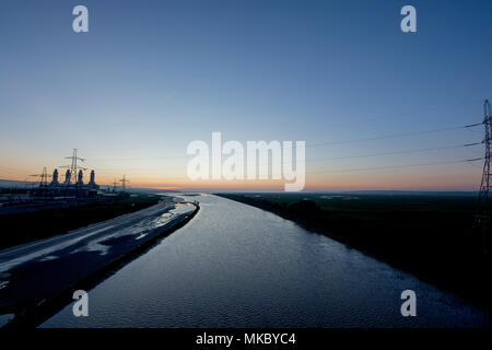 Die Flintshire Bridge ist eine Schrägseilbrücke überspannt den Dee Estuary im Norden von Wales. Die Brücke links Feuerstein und Connah's Quay. Stockfoto