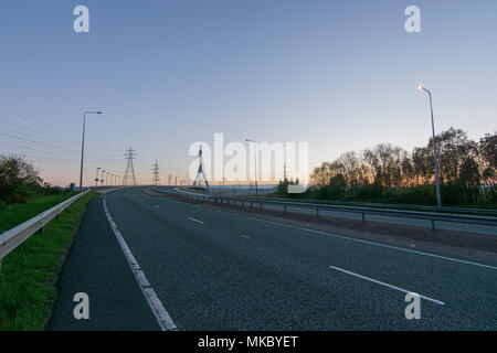 Die Flintshire Bridge ist eine Schrägseilbrücke überspannt den Dee Estuary im Norden von Wales. Die Brücke links Feuerstein und Connah's Quay. Stockfoto