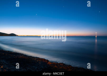 Marine bei Nacht der sardischen Küste von Villasimius wenige Minuten vor der Morgendämmerung Stockfoto