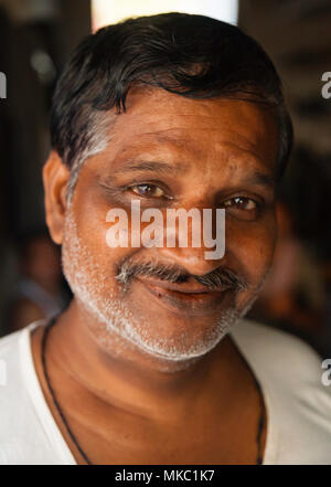 Als ich diese Bäckerei in Varanasi übergeben wurde ich in die Küche eingeladen und gebeten, die Fotos von allen fröhlichen Mitarbeitern zu übernehmen. Stockfoto