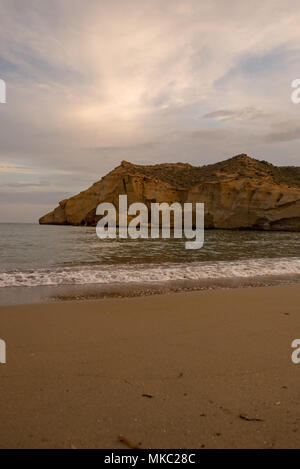 Die geschlossene Bucht bei Sonnenuntergang in Aguilas, Murcia, Spanien Stockfoto