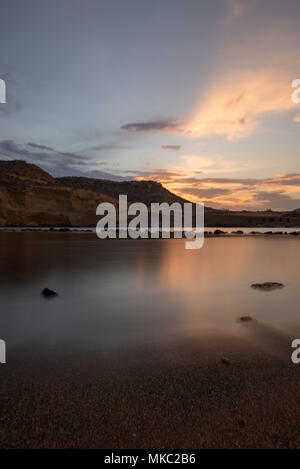 Die geschlossene Bucht bei Sonnenuntergang in Aguilas, Murcia, Spanien Stockfoto