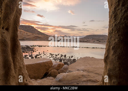 Die geschlossene Bucht bei Sonnenuntergang in Aguilas, Murcia, Spanien Stockfoto