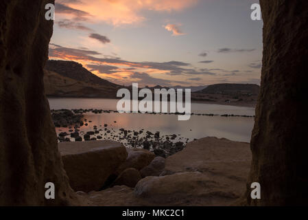 Die geschlossene Bucht bei Sonnenuntergang in Aguilas, Murcia, Spanien Stockfoto