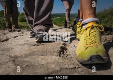 ASCIANO, Toskana, Italien - 25 April 2018: Trekking, Asciano mit Schluchten, Farmen in einer rauen Landschaft, in Serre di Rapolano, bekannt für die Trave angekommen Stockfoto