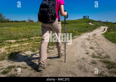 ASCIANO, Toskana, Italien - 25 April 2018: Trekking, Asciano mit Schluchten, Farmen in einer rauen Landschaft, in Serre di Rapolano, bekannt für die Trave angekommen Stockfoto