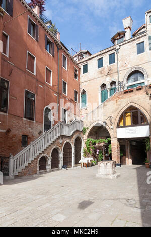 Campiello del Remer, Cannaregio, Venedig, Venetien, Italien mit seiner gotischen Architektur. Taverna al Remer ist ein beliebtes Restaurant und Bar mit Einheimischen. Ausschalten Stockfoto