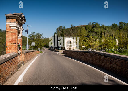 ASCIANO, Toskana, Italien - 25 April 2018: Trekking, Asciano mit Schluchten, Farmen in einer rauen Landschaft, in Serre di Rapolano, bekannt für die Trave angekommen Stockfoto