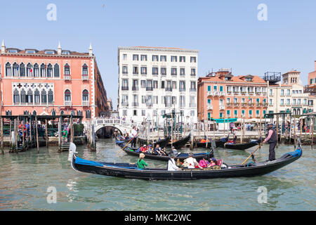 Asiatische Touristen auf Basino San Marco (Markusplatz) genießen Sie eine Fahrt mit der Gondel vor dem Hotel Danieli, Castello, Venedig, Venetien, Italien, Stockfoto