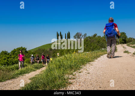 ASCIANO, Toskana, Italien - 25 April 2018: Trekking, Asciano mit Schluchten, Farmen in einer rauen Landschaft, in Serre di Rapolano, bekannt für die Trave angekommen Stockfoto