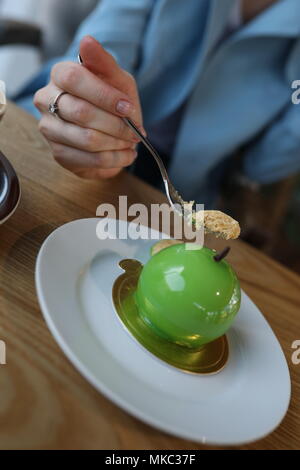 Close-up Woman's Hand, die Gabel zu essen Kuchen. Stockfoto