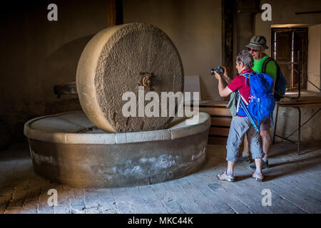 ASCIANO, Toskana, Italien - 25 April 2018: Trekking, Asciano mit Schluchten, Farmen in einer rauen Landschaft, in Serre di Rapolano, bekannt für die Trave angekommen Stockfoto
