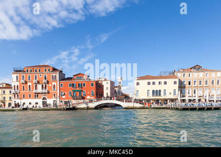 Zattere und Ponte Longo Brücke über den Rio San Trovaso, Dorsoduro Venedig, Venetien, Italien von den Giudecca Kanal im Abendlicht Stockfoto