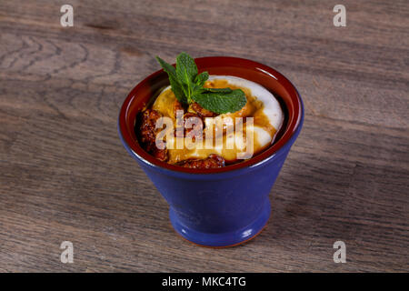 Eis mit Walnuss serviert mint Stockfoto