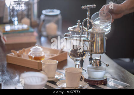 Nahaufnahme der siphon Vakuum, Kaffeetasse und siphon Vakuum Kaffeemaschine Shop. Stockfoto