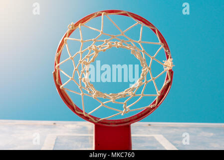 Basketball Backboard mit Ring und Bänder auf im Gericht gegen den blauen Himmel Stockfoto