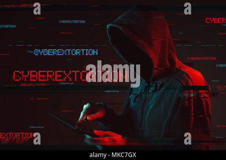 Cyberextortion Konzept mit gesichtslosen mit Kapuze mit männlichen Tablet Computer person, Low Key rot und blau beleuchtete Bild und digitale glitch Wirkung Stockfoto