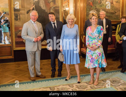 Der Prinz von Wales und die Herzogin von Cornwall sind von Christian Estrosi, Bürgermeister von Nizza begrüßt, und seine Frau Laura Tenoudji, wie Sie in der Villa Massena in Nizza, Frankreich anreisen, für die offiziellen Willkommen bei ihrem offiziellen Besuch in Frankreich. Stockfoto