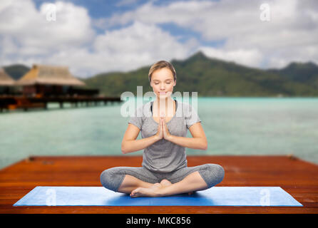 Frau, Yoga und Meditation im Lotussitz Stockfoto