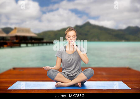 Frau, Yoga und Meditation im Lotussitz Stockfoto