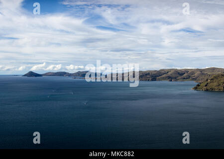 Blick auf den Titicacasee nach Norden in Richtung Isla del Sol von Cerro Calvario, Copacabana, Bolivien Stockfoto