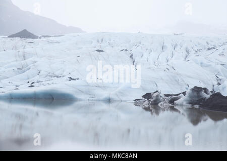 Schönen stillen Landschaft der Gletscher Solheimajokull mit ruhigem Wasser und neblige Luft, Island. Stockfoto