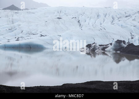 Schönen stillen Landschaft der Gletscher Solheimajokull mit ruhigem Wasser und neblige Luft, Island. Stockfoto