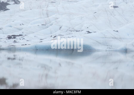 Schönen stillen Landschaft der Gletscher Solheimajokull mit ruhigem Wasser und neblige Luft, Island. Stockfoto