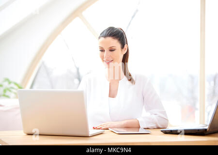 Schöne junge geschäftsfrau Arbeiten am Laptop. Home Office. Stockfoto