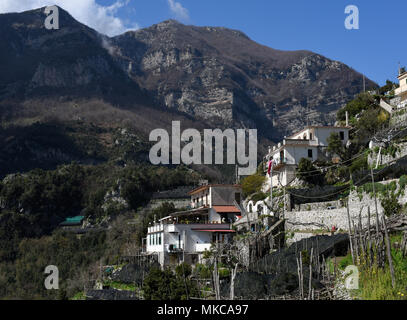 Zitronenhaine und Villen in Ponone, Valle delle Ferriere Naturschutzgebiet, Amalfiküste, Italien Stockfoto