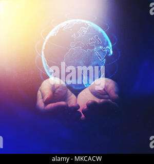 Global Business- und Kommunikationskonzept, vernetzte Welt in die Hände der Unternehmer, abstrakte Abbildung: Mixed Media Stockfoto