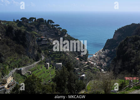 Meerblick Blick nach Atrani von Pontone im Valle delle Ferriere Naturschutzgebiet, Amalfiküste, Italien Stockfoto