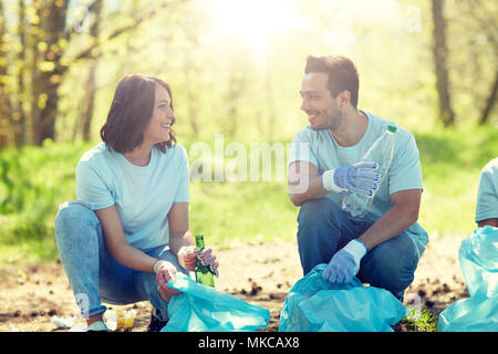 Freiwillige mit Müllsäcke Park Reinigungsfläche Stockfoto