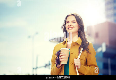 glückliche junge Frau Kaffeetrinken auf Stadtstraße Stockfoto